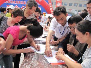 “電子廠招聘信息正火熱，被辭退了，能向公司要補(bǔ)償嗎？別猶豫！”
