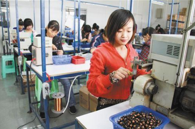“為何中年人對電子廠招聘信息趨之若鶩？因為責任與無奈！”